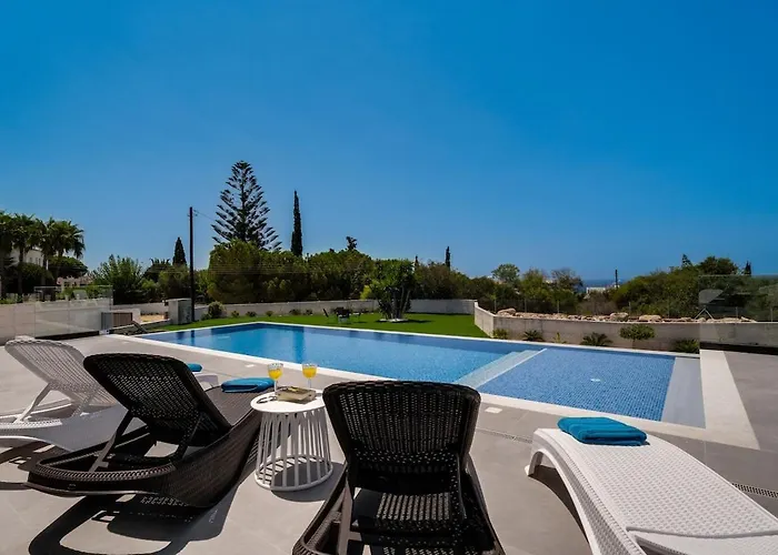 Exclusive 7-bdr With Panoramic Views & Saltwater Swimming Pool! アヤナパ