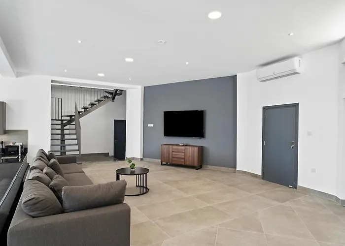 Exclusive 7-bdr With Panoramic Views & Saltwater Swimming Pool! *