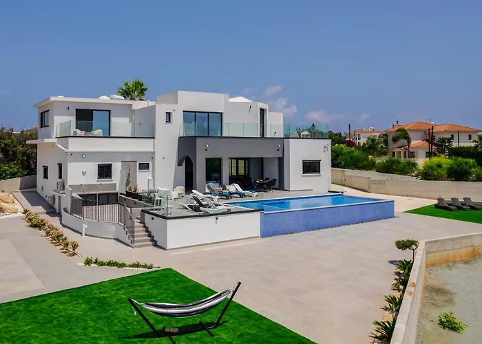 Exclusive 7-bdr With Panoramic Views & Saltwater Swimming Pool!