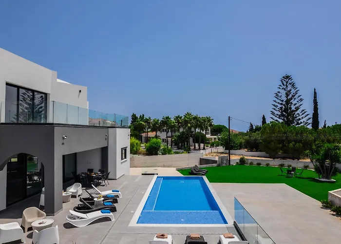 Exclusive 7-bdr With Panoramic Views & Saltwater Swimming Pool! アヤナパ