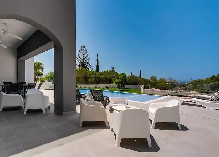 Exclusive 7-bdr With Panoramic Views & Saltwater Swimming Pool! アヤナパ