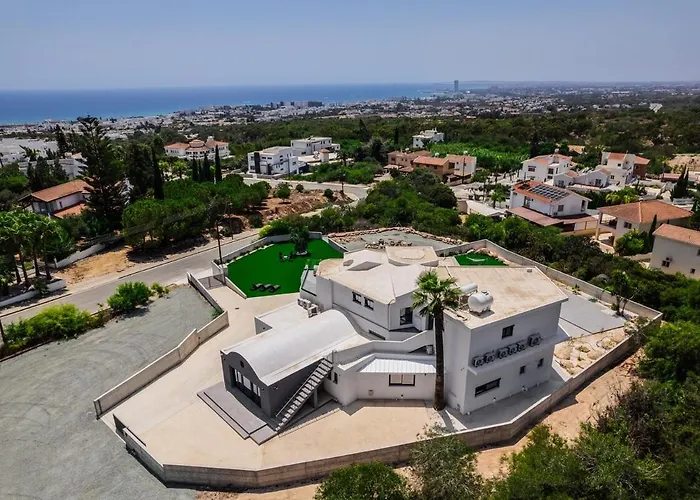 Exclusive 7-bdr With Panoramic Views & Saltwater Swimming Pool!