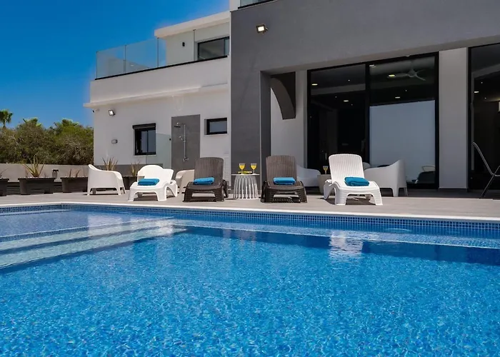 Exclusive 7-bdr With Panoramic Views & Saltwater Swimming Pool! ヴィラ *