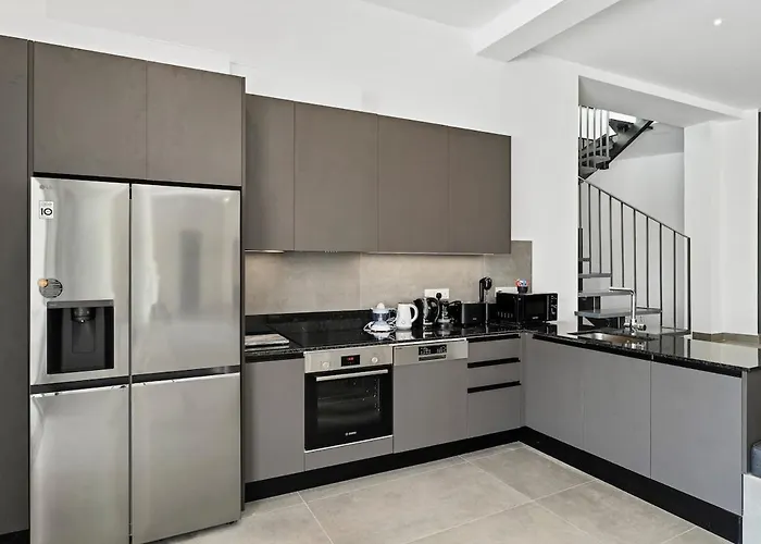 Exclusive 7-bdr With Panoramic Views & Saltwater Swimming Pool! アヤナパ