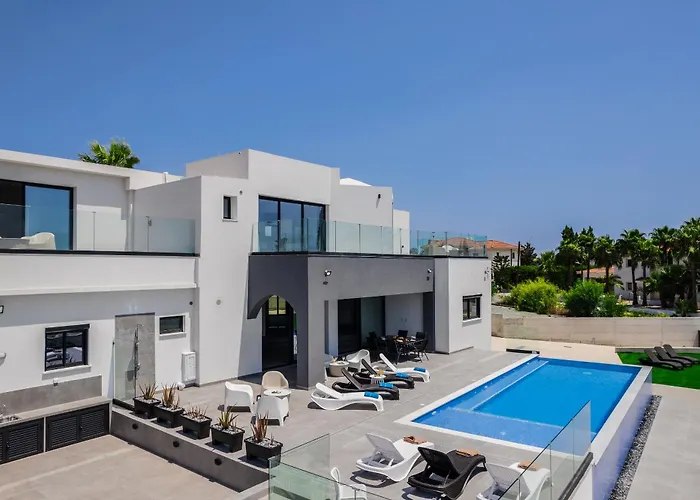Exclusive 7-bdr With Panoramic Views & Saltwater Swimming Pool!
