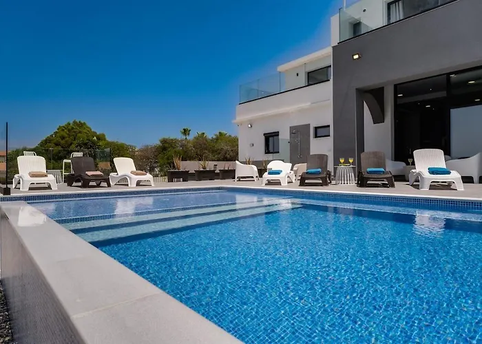 Exclusive 7-bdr With Panoramic Views & Saltwater Swimming Pool! * アヤナパ