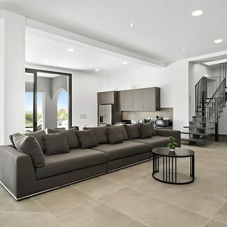 Exclusive 7-bdr With Panoramic Views & Saltwater Swimming Pool! *