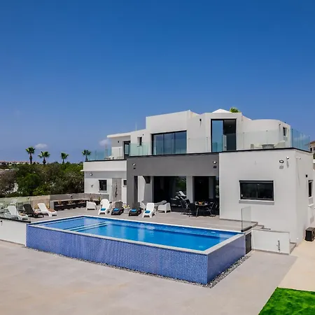 Exclusive 7-bdr With Panoramic Views & Saltwater Swimming Pool! アヤナパ