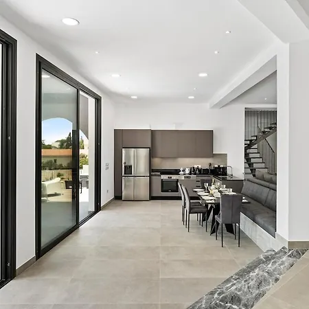 Exclusive 7-bdr With Panoramic Views & Saltwater Swimming Pool! *