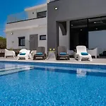 Exclusive 7-bdr With Panoramic Views & Saltwater Swimming Pool! 别墅 *