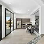 Exclusive 7-bdr With Panoramic Views & Saltwater Swimming Pool! *