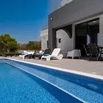 Exclusive 7-bdr With Panoramic Views & Saltwater Swimming Pool! 别墅