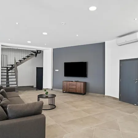 Exclusive 7-bdr With Panoramic Views & Saltwater Swimming Pool! *