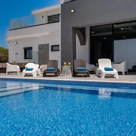 Exclusive 7-bdr With Panoramic Views & Saltwater Swimming Pool! Villa *