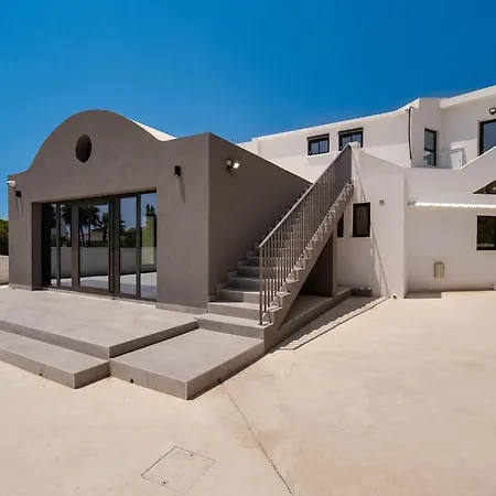 Exclusive 7-bdr With Panoramic Views & Saltwater Swimming Pool! *