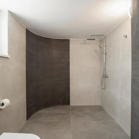 Exclusive 7-bdr With Panoramic Views & Saltwater Swimming Pool! *