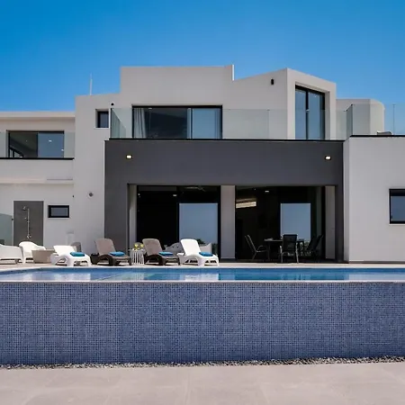 Exclusive 7-bdr With Panoramic Views & Saltwater Swimming Pool! Вилла Айя-Напа