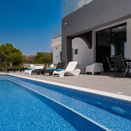 Exclusive 7-bdr With Panoramic Views & Saltwater Swimming Pool! Villa