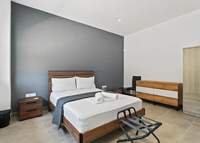 Exclusive 7-bdr With Panoramic Views & Saltwater Swimming Pool! *