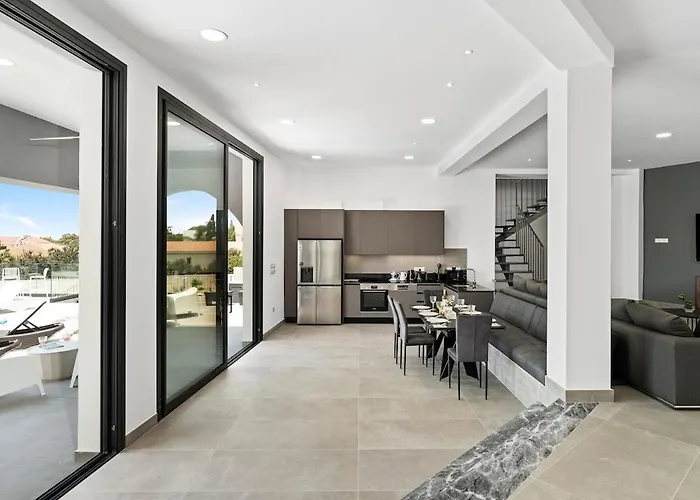 Exclusive 7-bdr With Panoramic Views & Saltwater Swimming Pool! *