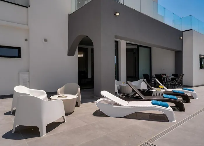 Exclusive 7-bdr With Panoramic Views & Saltwater Swimming Pool! Villa