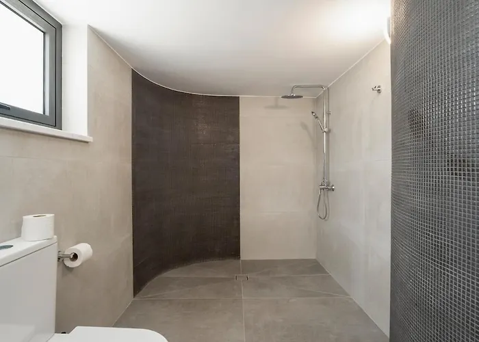 Exclusive 7-bdr With Panoramic Views & Saltwater Swimming Pool! *