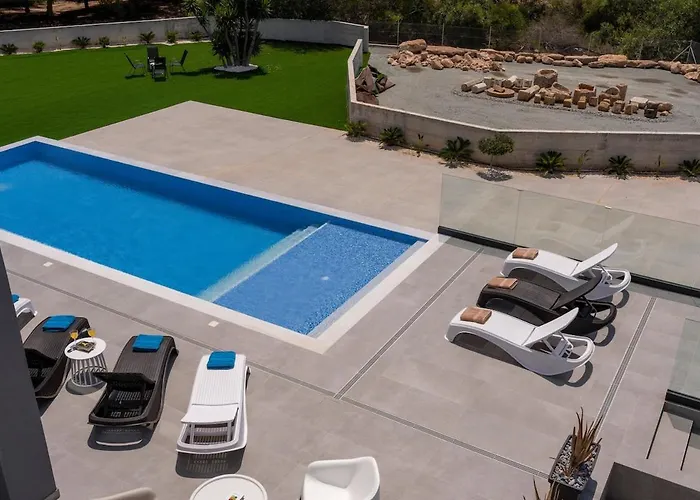 Villa Exclusive 7-bdr With Panoramic Views & Saltwater Swimming Pool!