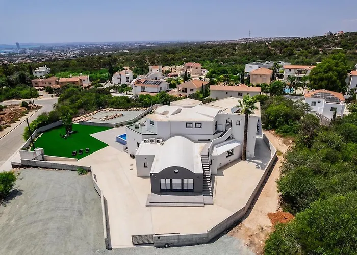 Exclusive 7-bdr With Panoramic Views & Saltwater Swimming Pool! *