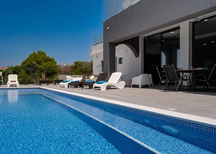 Exclusive 7-bdr With Panoramic Views & Saltwater Swimming Pool! Villa