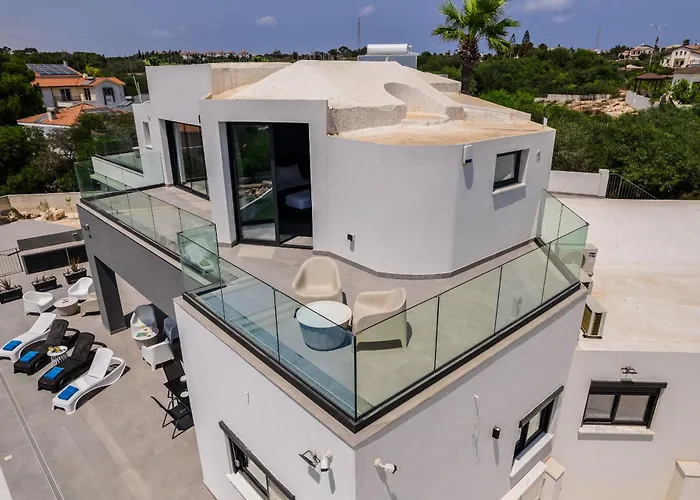 Exclusive 7-bdr With Panoramic Views & Saltwater Swimming Pool! Villa *