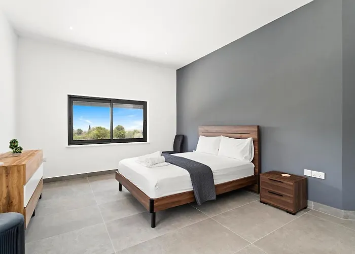 Exclusive 7-bdr With Panoramic Views & Saltwater Swimming Pool! *