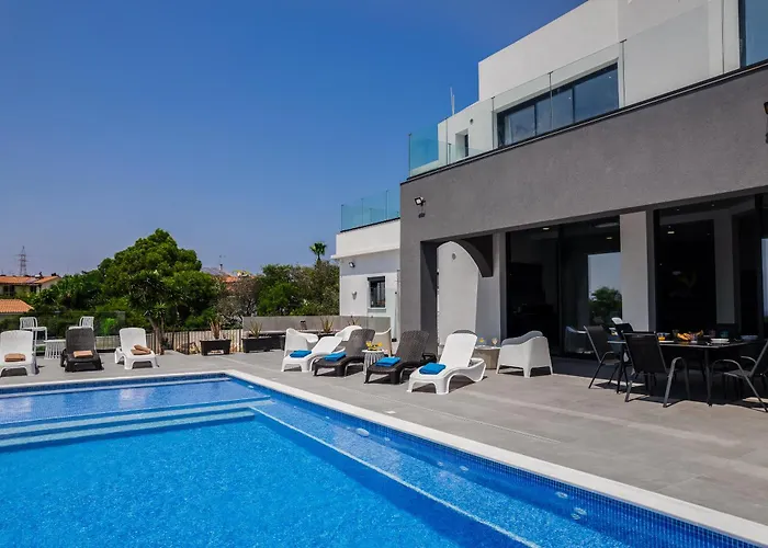 Exclusive 7-bdr With Panoramic Views & Saltwater Swimming Pool! Agia Napa