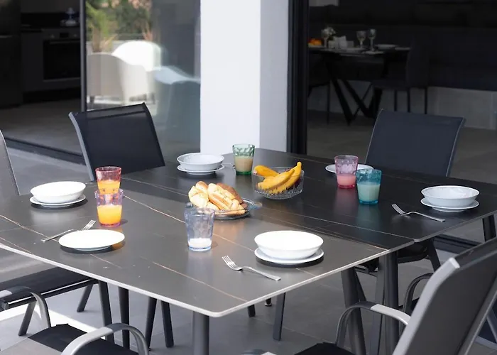 Exclusive 7-bdr With Panoramic Views & Saltwater Swimming Pool! Villa