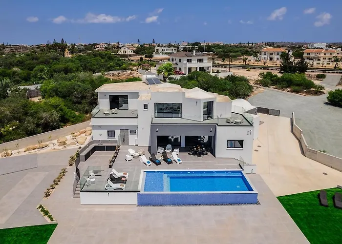 Villa Exclusive 7-bdr With Panoramic Views & Saltwater Swimming Pool! *