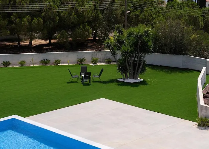 Exclusive 7-bdr With Panoramic Views & Saltwater Swimming Pool! *