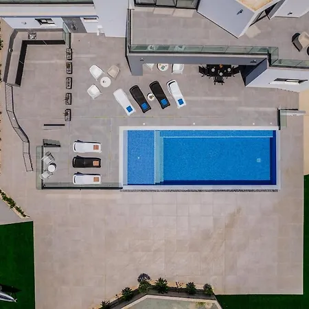 Exclusive 7-bdr With Panoramic Views & Saltwater Swimming Pool! *