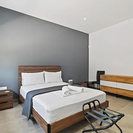 Exclusive 7-bdr With Panoramic Views & Saltwater Swimming Pool! *