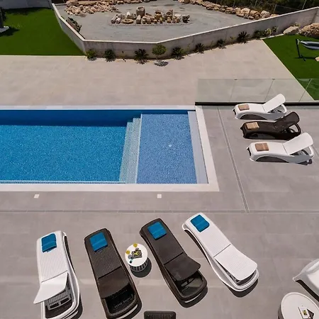 Exclusive 7-bdr With Panoramic Views & Saltwater Swimming Pool!