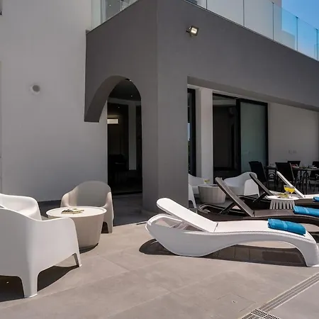 Exclusive 7-bdr With Panoramic Views & Saltwater Swimming Pool! Villa