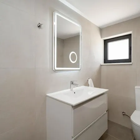 Villa Exclusive 7-bdr With Panoramic Views & Saltwater Swimming Pool! Ajía Nápa