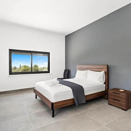 Exclusive 7-bdr With Panoramic Views & Saltwater Swimming Pool! *