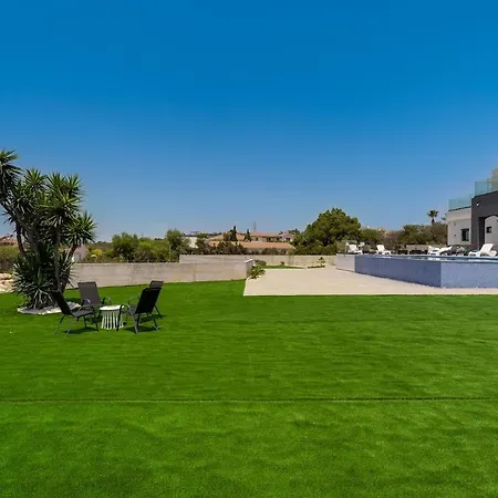 Exclusive 7-bdr With Panoramic Views & Saltwater Swimming Pool! Villa *